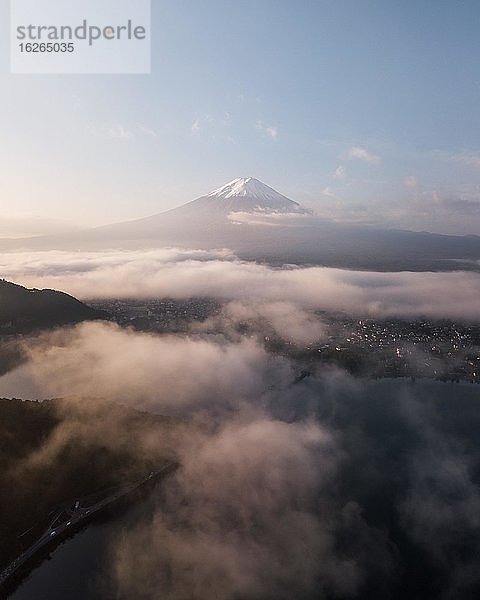 Luftaufnahme von dem Lake Kawaguchiko zum Sonnenaufgang  Japan  Asien
