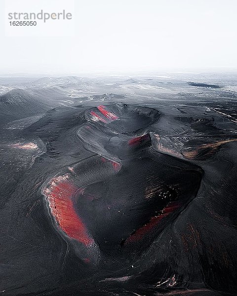 Luftaufnahme von einem schwarzen Vulkankrater bei Friðland að Fjallabaki  Island  Europa