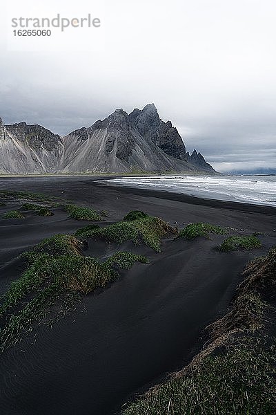 Luftaufnahme  schwarzer Lavastrand mit Berg Vestrahorn  Kap Stokksnes  Bucht Hornvik  Südostisland  Island  Europa