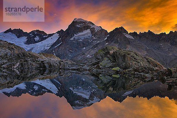 Grätlisee (Kanton Wallis)  mit Spiegelung des Berg Galenstock (Kanton Uri) im Morgenlicht  Schweiz  Europa