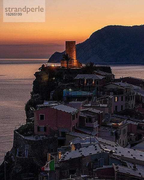 Ortsansicht bei Abendrot  Vernazza  Cinque Terre  Ligurien  Italien  Europa