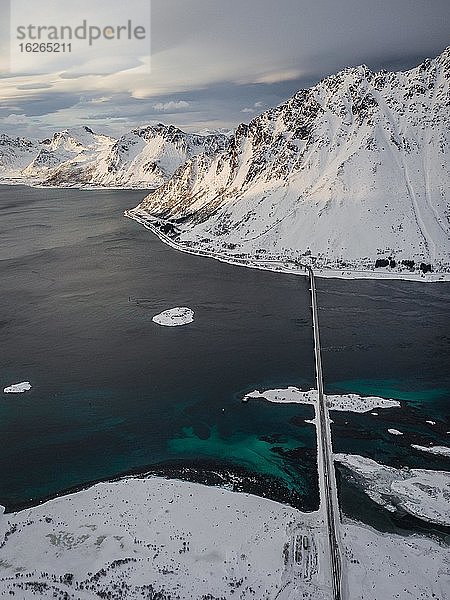 Luftaufnahme  Fjordlandschaft im Winter mit Gimsøystraumen-Brücke  Gimsoy  Lofoten  Norwegen  Norwegen  Europa