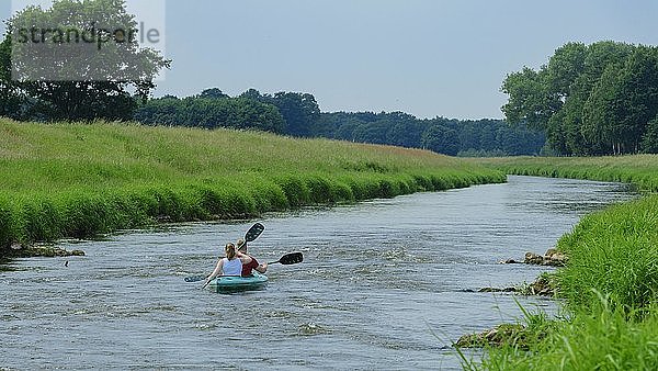 Kanufahrer auf dem Fluss Hase  Oldenburger Münsterland  Niedersachsen  Deutschland  Europa