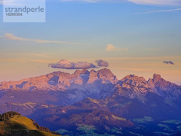 Alpenpanorama  Hoher Dachstein bei Abenddämmerung  Oberösterreich  Österreich  Europa