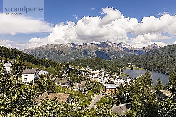 St. Moritz-Dorf und der St. Moritzersee  Wohnhäuser  Chalets  St. Moritz  Engadin  Graubünden  Schweiz  Europa