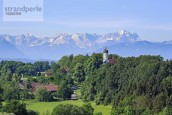 Kirche St. Johann in Holzhausen am Starnberger See  bei Münsing  hinten die Zugspitze  Fünfseenland  Alpenvorland  Oberbayern  Bayern  Deutschland  Europa