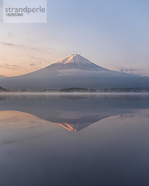 Mount Fuji zum Sonnenaufgang  Lake Kawaguchiko  Japan  Asien