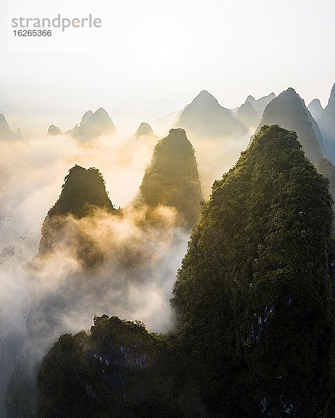 Chinesisches Karstgebirge bei Yangshuo zum Sonnenaufgang  Guilin  China  Asien