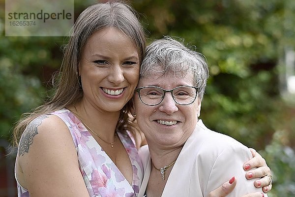 Junge Frau und ältere Frau umarmen sich  Generationen  Karsruhe  Baden-Württemberg  Deutschland  Europa