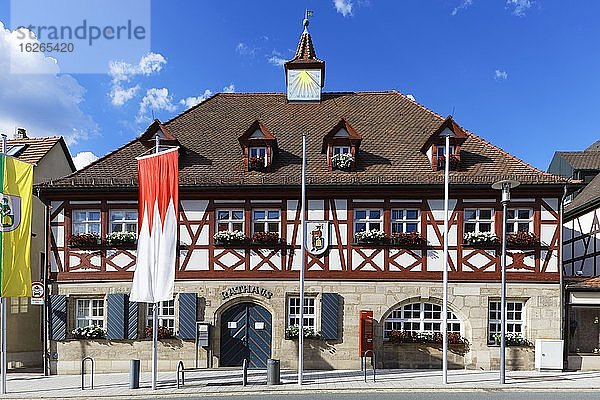 Rathaus  Fachwerkhaus  fränkische Flagge  Feucht  Mittelfranken  Franken  Bayern  Deutschland  Europa
