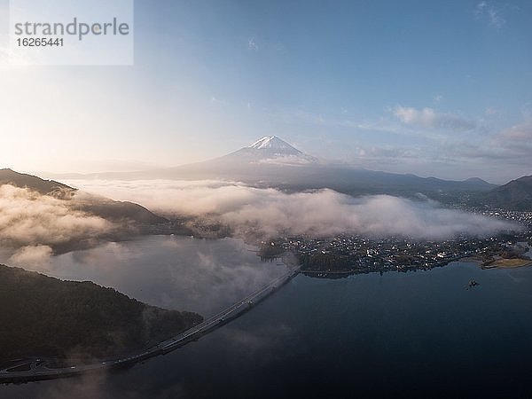 Luftaufnahme von dem Lake Kawaguchiko  Japan  Asien