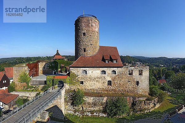 Burgruine Burg Thann mit Wehrturm und Burggraben  Burgthann  Mittelfranken  Franken  Bayern  Deutschland  Europa