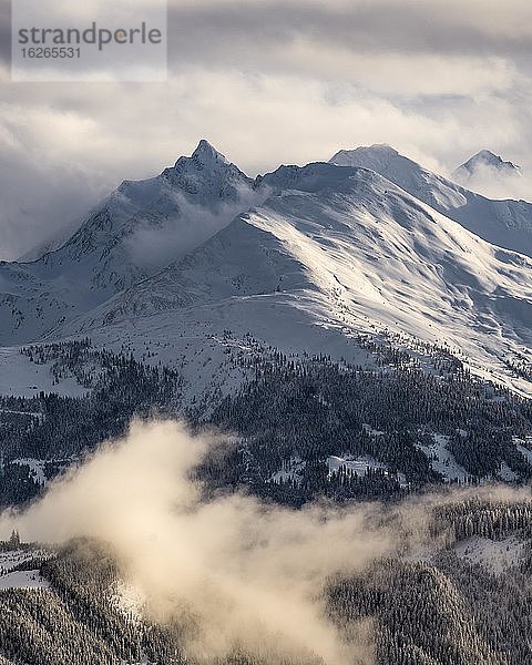 Nebel im Tal  verschneite Berge bei Mittersill  Land Salzburg  Österreich  Europa