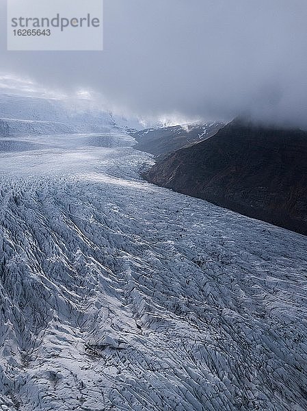 Luftaufnahme  Eisfeld mit Gletscherspalten  Vatnajökull Gletscher  Vatnajökull-Nationalpark  Island  Europa