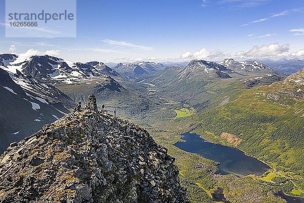 Luftaufnahme  Innerdalstårnet  Gipfel und Blick auf See Innerdalsvatna  Innerdalen  Trollheimen Mountain Area  Sunndal  Møre og Romsdal  Norwegen  Europa