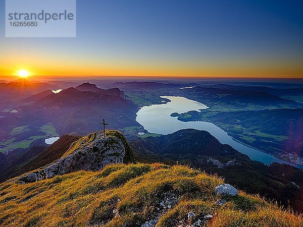 Sonnenuntergang am Schafberg  unten der Mondsee  Salzkammergut  Salzburger Land  Österreich  Europa