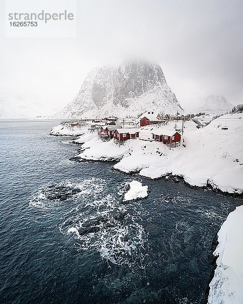 Rorbuer Fischerhütten am verschneiten Fjord bei Nebel  Hamnøya  Moskenesøy  Lofoten  Norwegen  Europa