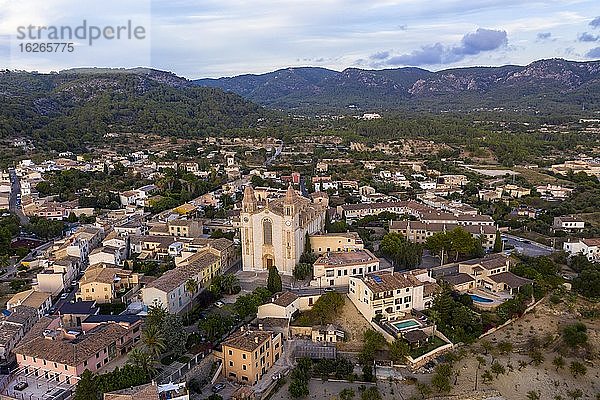 Luftaufnahme  Gemeinde Calvia mit der Kirche Església Sant Joan Baptista  am Rande des Tramuntana Gebirges  Mallorca  Balearen  Spanien  Europa