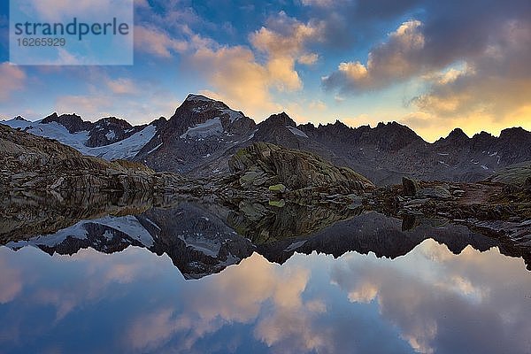 Grätlisee mit Spiegelung der Berge und Wolken im Morgenlicht (Kanton Wallis)  Schweiz  Europa