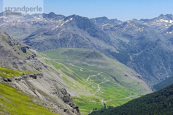 Passstraße durch die Hochalpen  Col de Granges Communes  Alpes-de-Haute-Provence  Frankreich  Europa