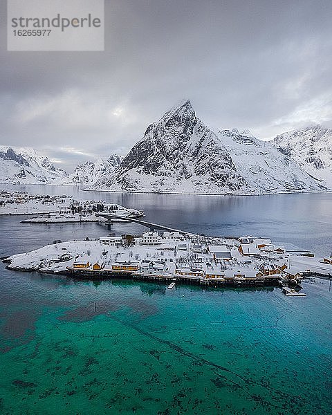 Luftaufnahme  Ort Hamnoy im Winter  Reinefjord  Moskenesøy  Lofoten  Norwegen  Europa