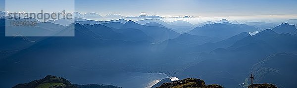 Panoramaaufnahme  Alpenpanorama von der Schafbergspitze auf die Berchtesgadener Alpen  unten der Wolfgangsee  Schafberg  Salzkammergut  Salzburger Land  Österreich  Europa