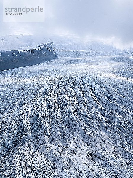 Luftaufnahme  Eisfeld mit Gletscherspalten  Vatnajökull Gletscher  Vatnajökull-Nationalpark  Island  Europa
