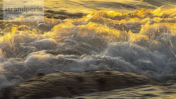 Gischt  Wellen am Strand  Sonnenuntergang  Langzeitbelichtung  Dynamik  Porth Nanven  St. Just  Cornwall  Großbritannien  Europa