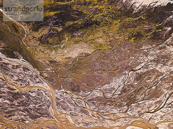 Luftaufnahme  Flussläufe mit Schwefelablagerungen  vulkanisches Gestein  Island  Europa