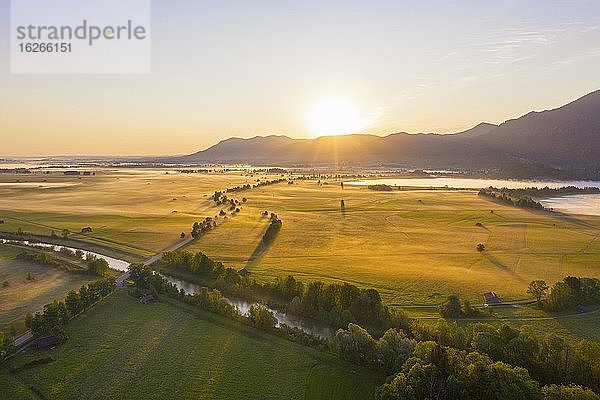 Sonnenaufgang am Kochelsee  Loisach und Rohrsee-Moor  bei Kochel  Luftbild  Tölzer Land  Oberbayern  Bayern  Deutschland  Europa