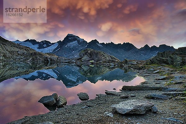 Grätlisee (Kanton Wallis)  mit Spiegelung der Berge  Gewitterwolken über Berg Galenstock (Kanton Uri)  Schweiz  Europa