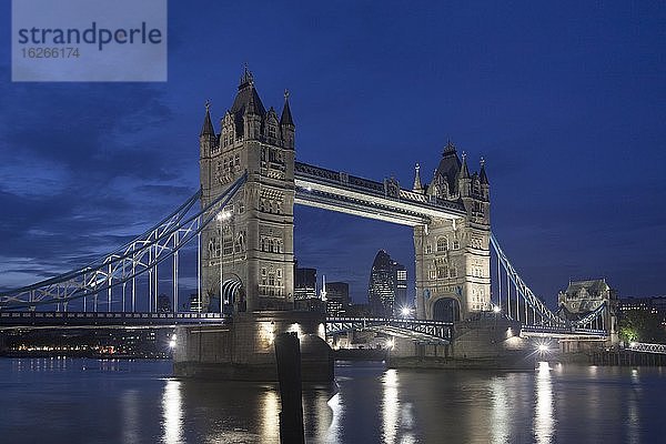 Tower Bridge bei Nacht  London  England