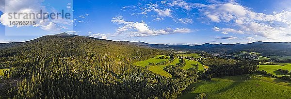 Panorama vom Lamer Winkel  zwischen Lam und Lohberg  Berge Osser und Arber  Drohnenaufnahme  Bayerischer Wald  Oberpfalz  Bayern  Deutschland  Europa