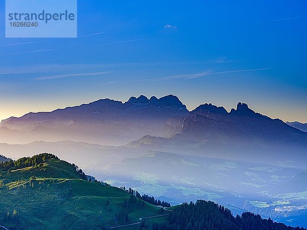 Alpenpanorama  Hoher Dachstein bei Morgendämmerung  Oberösterreich  Österreich  Europa