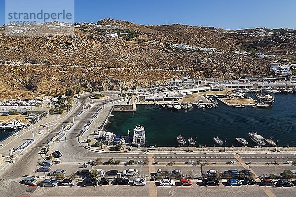 Fischerboote und Yachten im neuen Hafen  Mykonos  Insel Mykonos  Griechenland  Europa