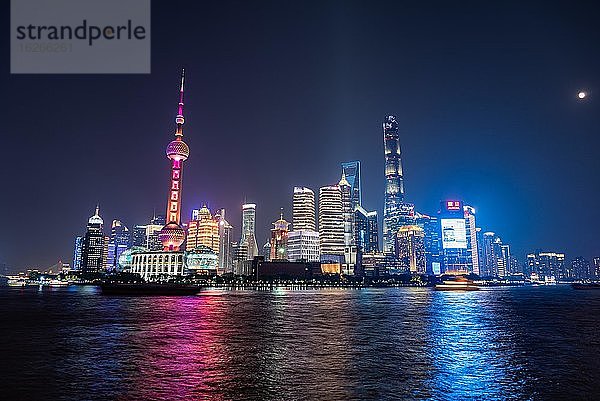 Shanghai the Bund bei Nacht  China  Asien