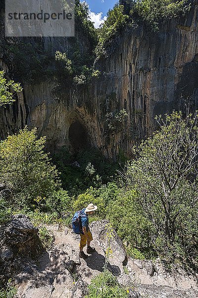 Wanderer auf Wanderweg in der Schlucht  Felswände der Garganta Verde  Sierra de Cádiz  Provinz Cádiz  Spanien  Europa
