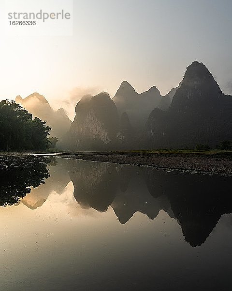 Chinesisches Karstgebirge beim Yangshuo River zum Sonnenaufgang  Guilin  China  Asien