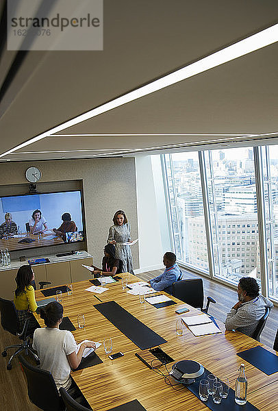 Videokonferenzen für Geschäftsleute im Konferenzraum