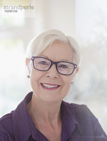 Porträt selbstbewusste ältere Frau mit Brille