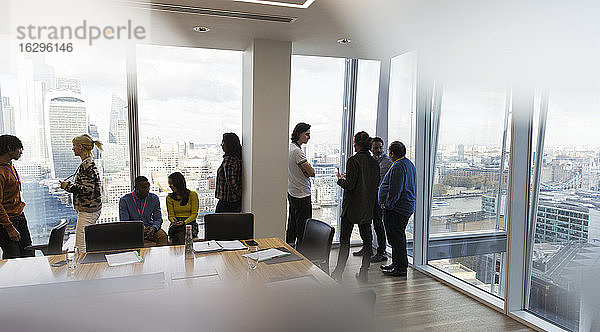 Geschäftsleute sprechen in einem Hochhaus-Konferenzraum  London