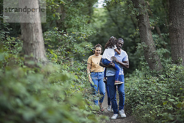 Familienwanderung auf Waldwegen