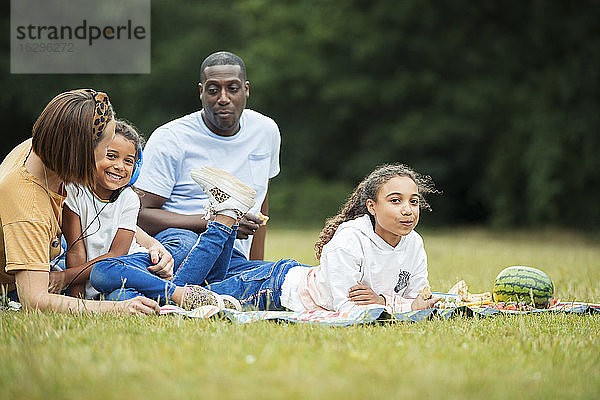 Familie entspannt sich und genießt ein Picknick im Park