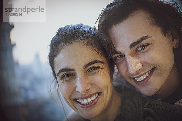 Nahaufnahme Porträt glückliches junges Paar lächelnd