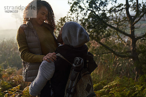 Glückliches  liebevolles Wanderpaar umarmt sich im Wald