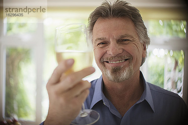 Nahaufnahme Porträt glücklicher sorgloser älterer Mann trinkt Weißwein