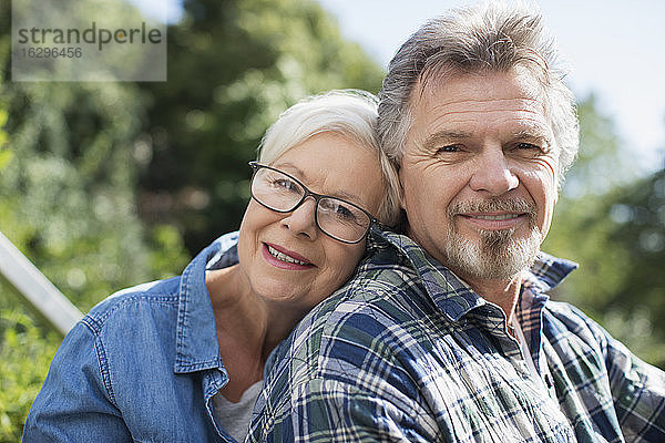 Porträt glückliches  anhängliches älteres Ehepaar
