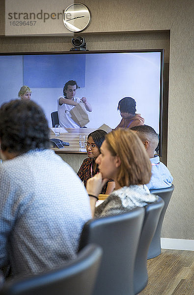 Videokonferenzen für Geschäftsleute im Konferenzraum