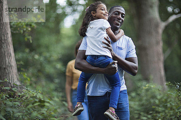 Glücklicher Vater mit Tochter auf Waldwanderung