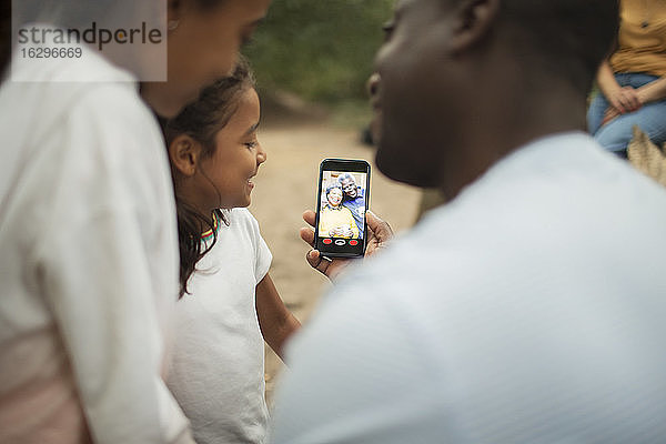 Familien-Video-Chat mit den Großeltern auf dem Bildschirm eines Smartphones